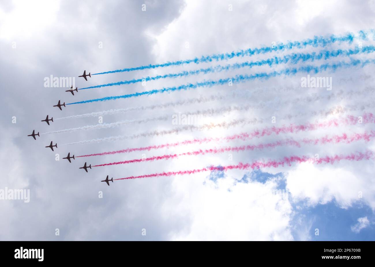 RAF frecce rosse flypast durante il 2022 Trooping the Colour festeggiamenti, che segnano il compleanno ufficiale della Regina e il suo Giubileo di 70 anni, Londra Foto Stock