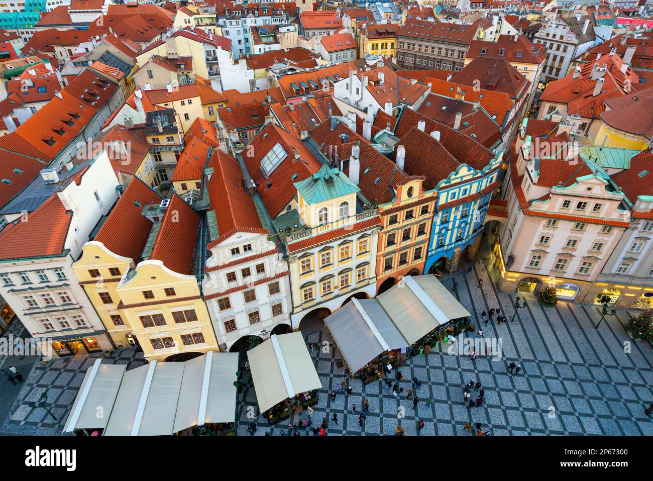 Vista rialzata delle case con tetti rossi come visto dall'orologio astronomico di Praga in Piazza della Città Vecchia, Praga, Repubblica Ceca (Czechia), Europa Foto Stock