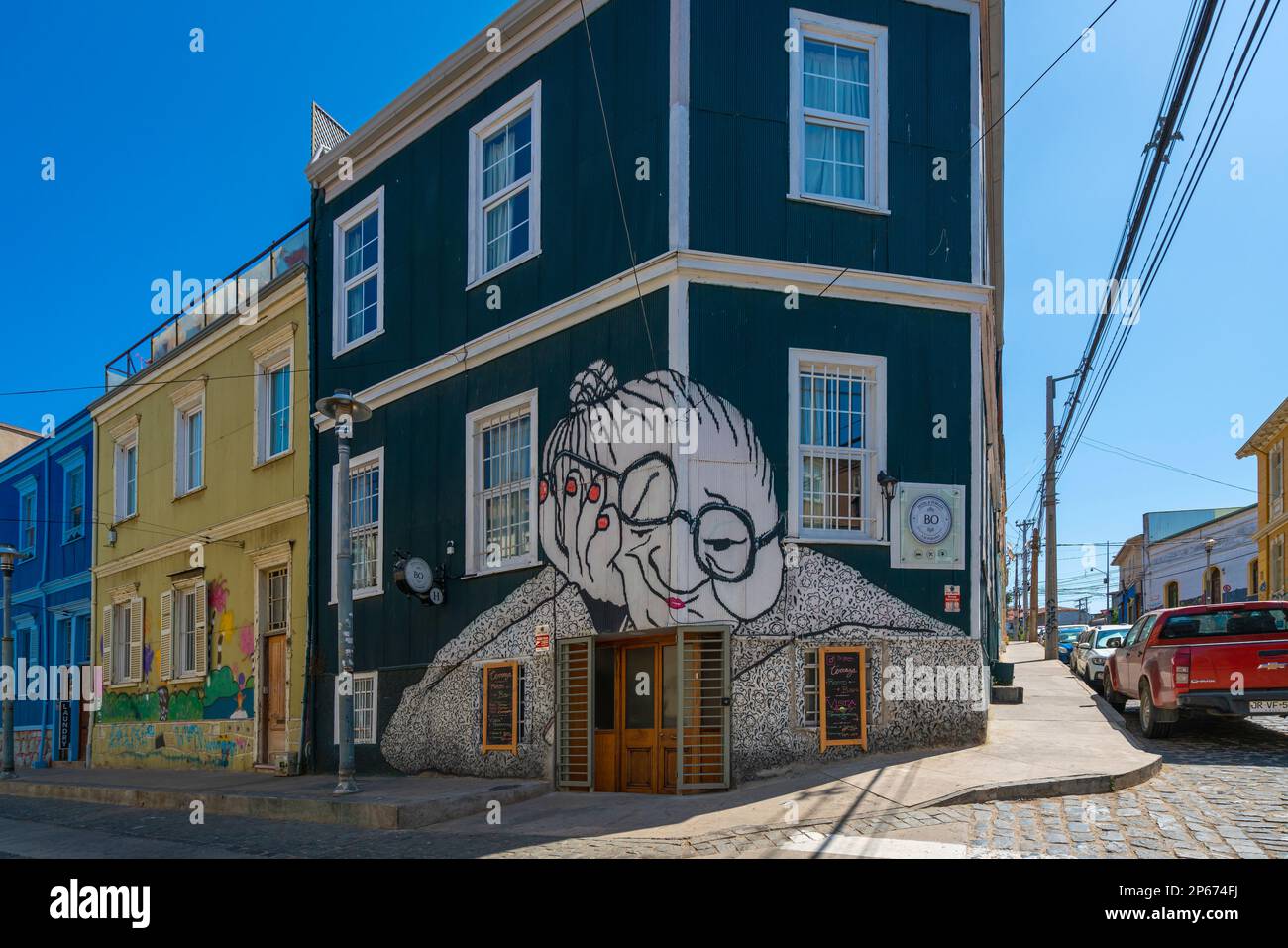 Arte di strada chiamata Abuelita Aburrida (annoiato nonna) da artisti Ella e Pitr, Cerro Alegre, Valparaiso, Cile, Sud America Foto Stock