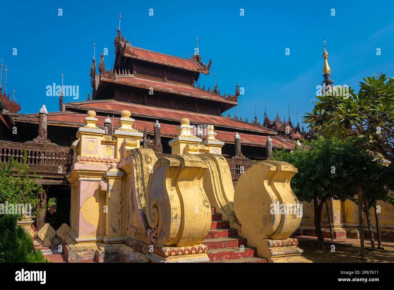 Monastero di Shwe in Bin (Shweinbin) in legno di teak, Mandalay, Myanmar (Birmania), Asia Foto Stock