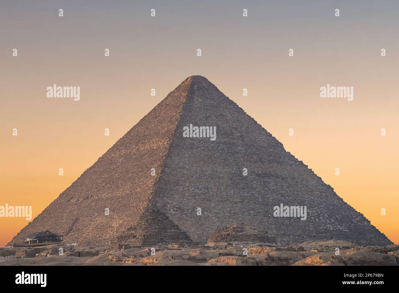 Tramonto alla piramide di Cheops, Giza, Egitto Foto Stock