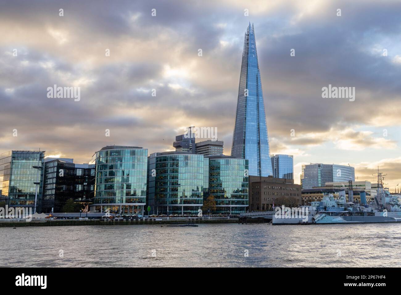 The Queen's Walk e The Shard, Londra, Inghilterra, Regno Unito, Europa Foto Stock