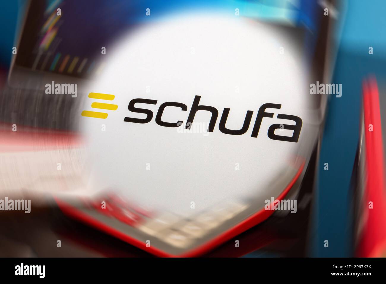Immagine simbolo Schufa: Logo Schufa di fronte a una scrivania con tablet, calcolatrice e estratti conto (Schufa Holding AG, è un'agenzia di credito tedesca ITS b Foto Stock