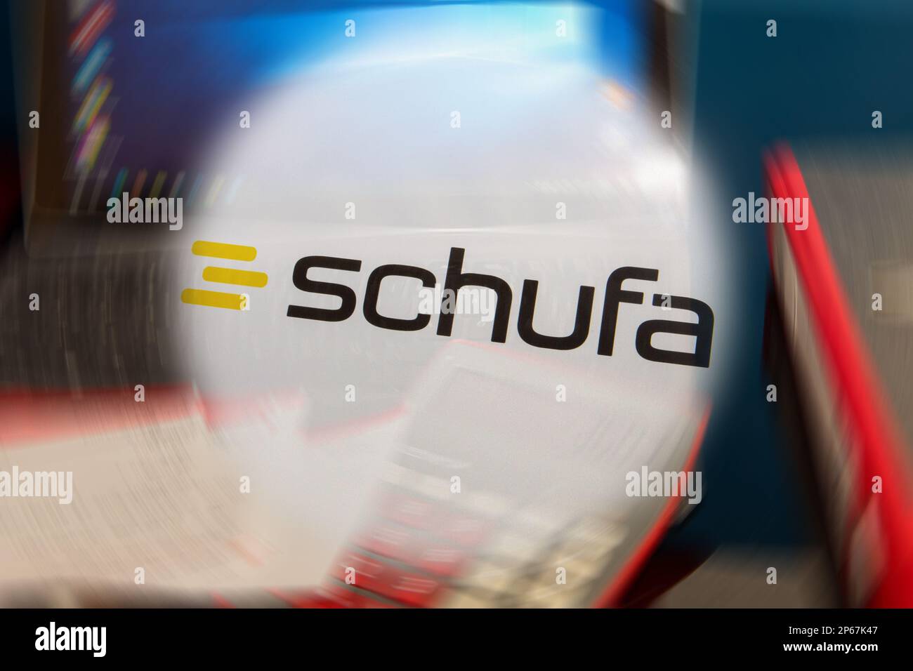 Immagine simbolo Schufa: Logo Schufa di fronte a una scrivania con tablet, calcolatrice e estratti conto (Schufa Holding AG, è un'agenzia di credito tedesca ITS b Foto Stock