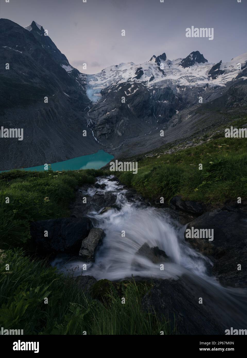 Ruscello di fronte a montagne e ghiacciai massicci delle Alpi centrali, Svizzera, Europa Foto Stock