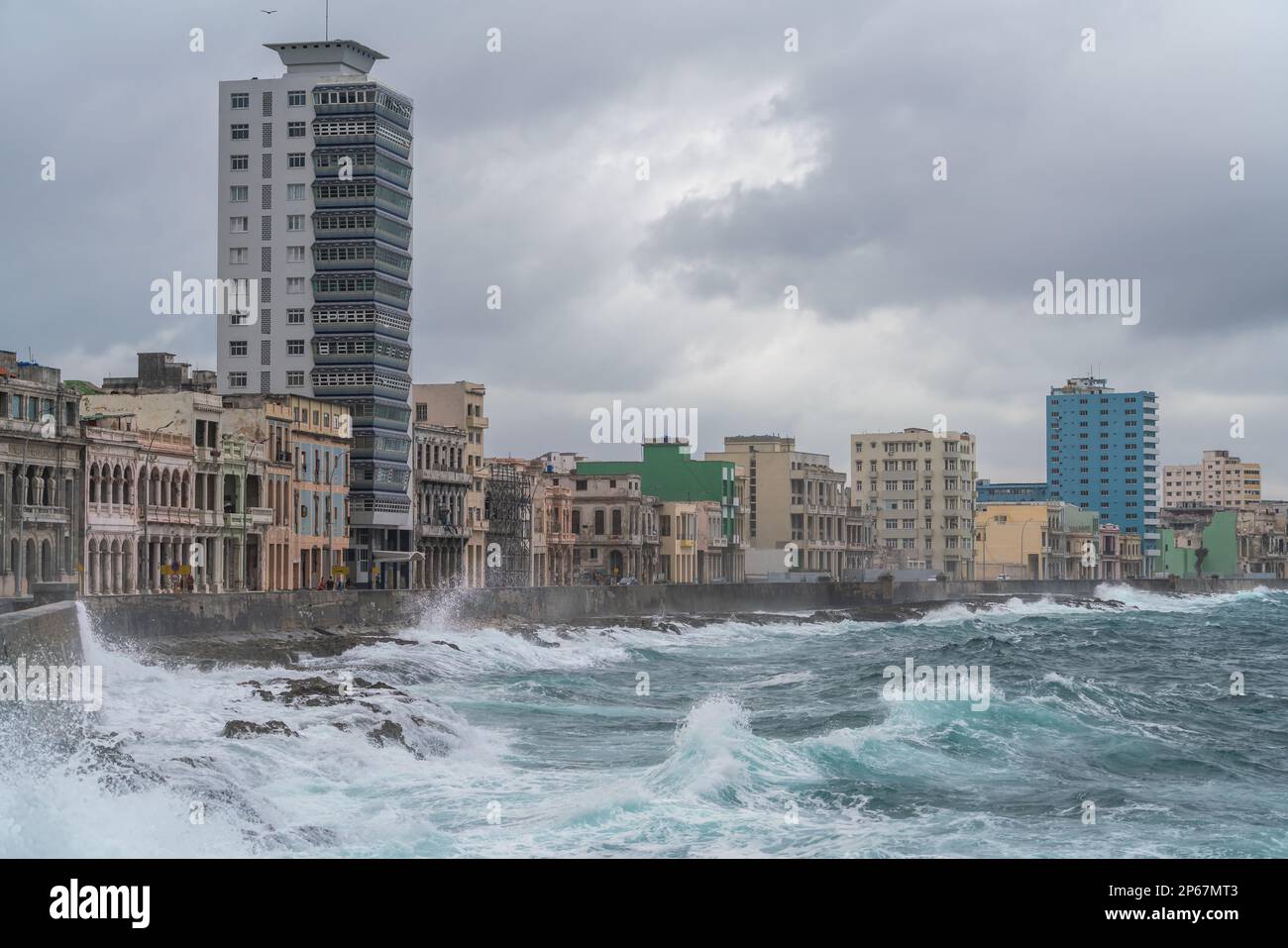 Tempesta onde battere il lungomare Malecon le sue paludose case in stucco su Malecon, l'Avana, Cuba, le Indie occidentali, Caraibi, America Centrale Foto Stock