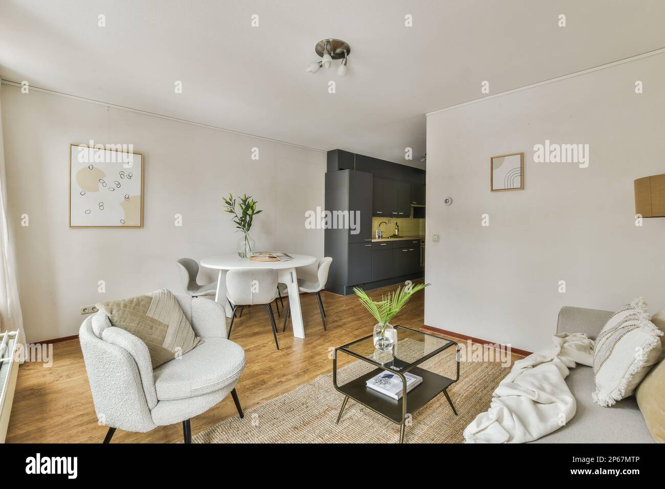 Amsterdam, Paesi Bassi - 10 aprile, 2021: Un soggiorno con due sedie e un tavolino in camera è pareti bianche, pavimenti in legno e parquet Foto Stock