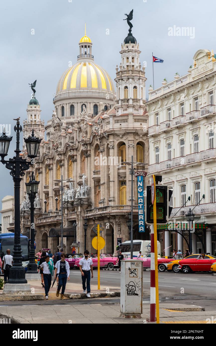 Street scene, Hotel Inglaterra con cupola Capitolio dietro, l'Avana Centrale, Cuba, Indie Occidentali, Caraibi, America Centrale Foto Stock