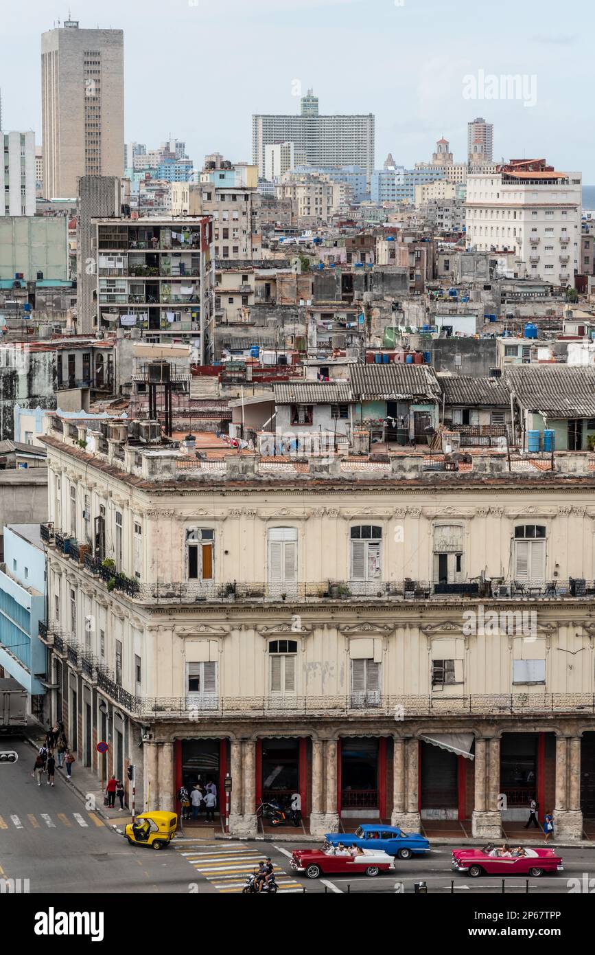 Vista aerea delle strade che dividono tra l'Avana moderna e Vecchia, auto classiche in primo piano, l'Avana, Cuba, le Indie Occidentali, Caraibi, America Centrale Foto Stock