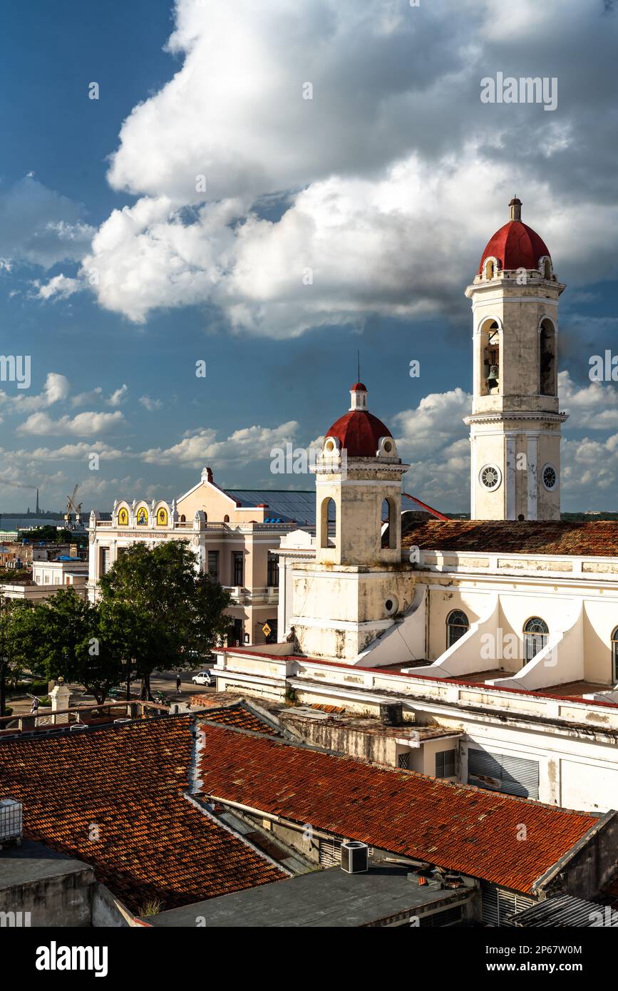 Vista aerea della piazza principale con Cattedrale, Tomas Terry Theatre e porto dietro, Cienfuegos, UNESCO, Cuba, Indie Occidentali, Caraibi Foto Stock