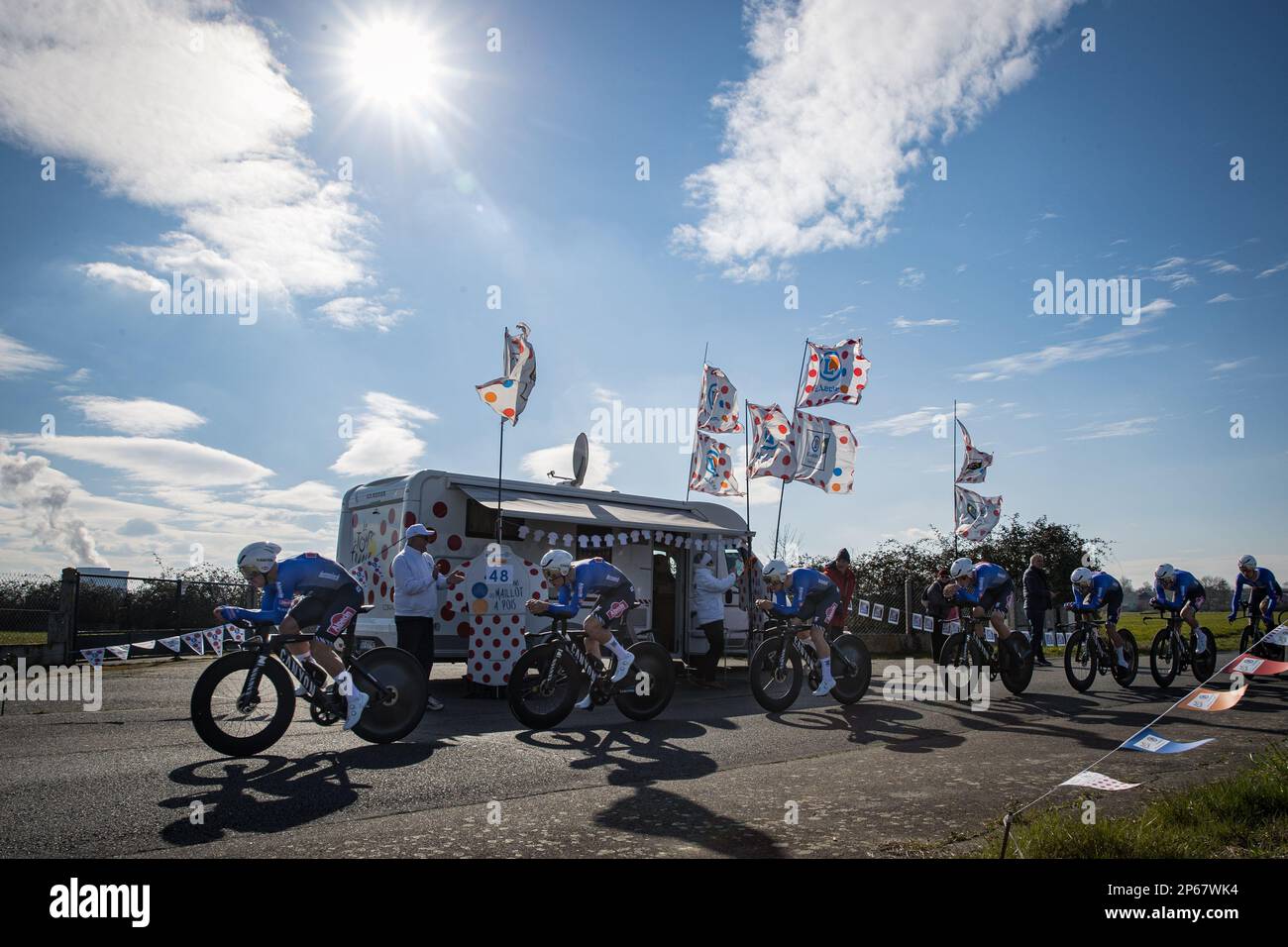 Alpecin-Deceuninck piloti raffigurati in azione durante la terza tappa della 81st edizione della gara ciclistica Parigi-Nizza di otto giorni, una prova a tempo di squadra di 32,2 km con partenza e arrivo a Dampierre-en-Burly, in Francia, martedì 07 marzo 2023. FOTO DI BELGA DAVID PINTENS Foto Stock