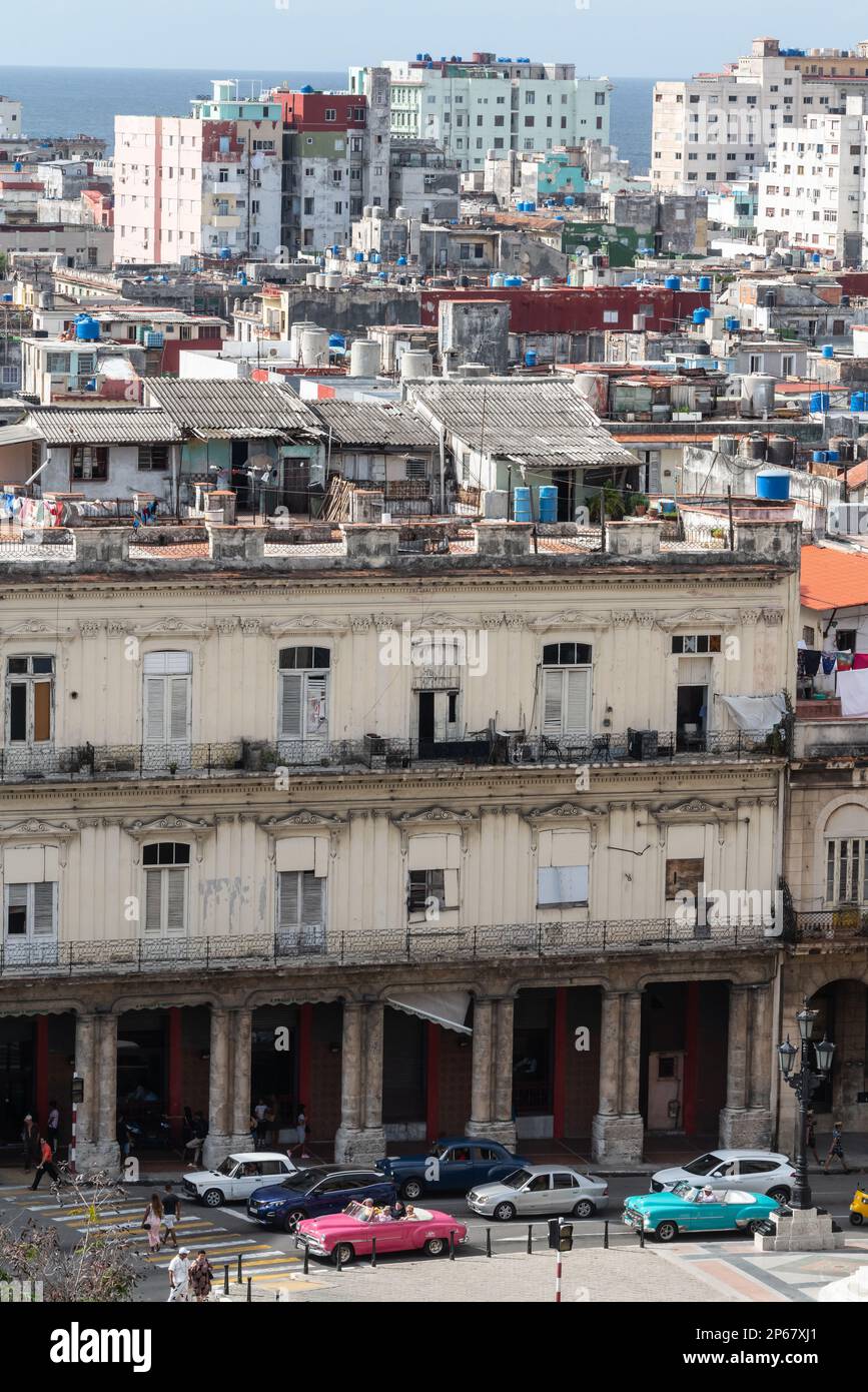 Veduta aerea delle strade che dividono tra l'Avana moderna e Vecchia, auto classiche in primo piano, Cuba, le Indie Occidentali, i Caraibi, l'America Centrale Foto Stock