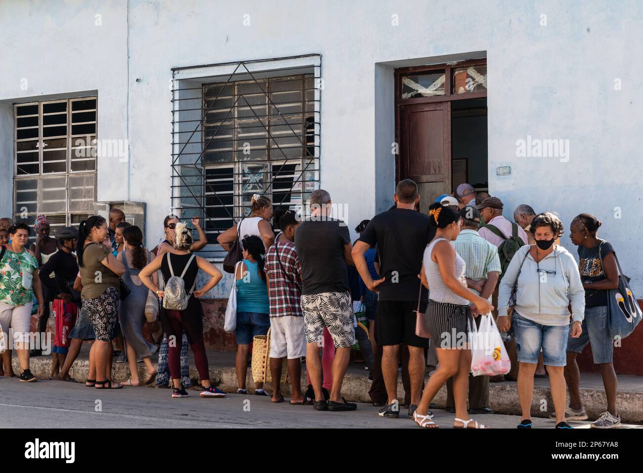 Coeuing sia per cibo e molti servizi è uno stile di vita a causa di carenze, Trinidad, Cuba, Indie occidentali, Caraibi, America Centrale Foto Stock