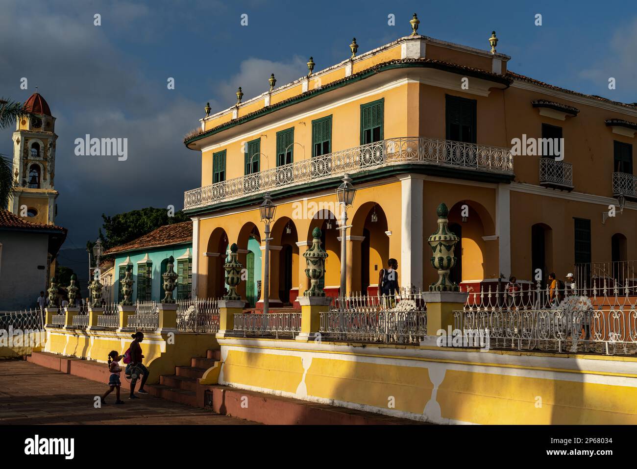 La luce del sole di sera bagna Palacio Brunet sulla piazza principale, Trinidad, Cuba, Indie Occidentali, Caraibi, America Centrale Foto Stock