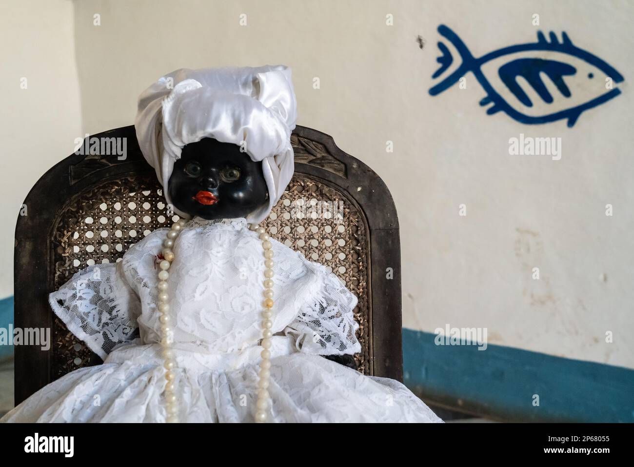 Bambola nera al Tempio di Santeria (religione afro-cubana), Trinidad, Cuba, Indie Occidentali, Caraibi, America Centrale Foto Stock