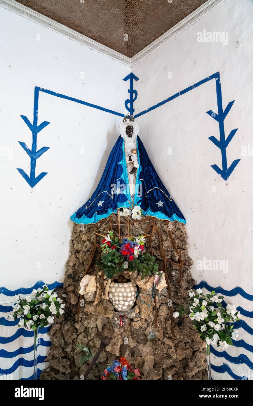 Bambola nera e santuario al Tempio Santeria (religione afro-cubana), Trinidad, Cuba, Indie Occidentali, Caraibi, America Centrale Foto Stock