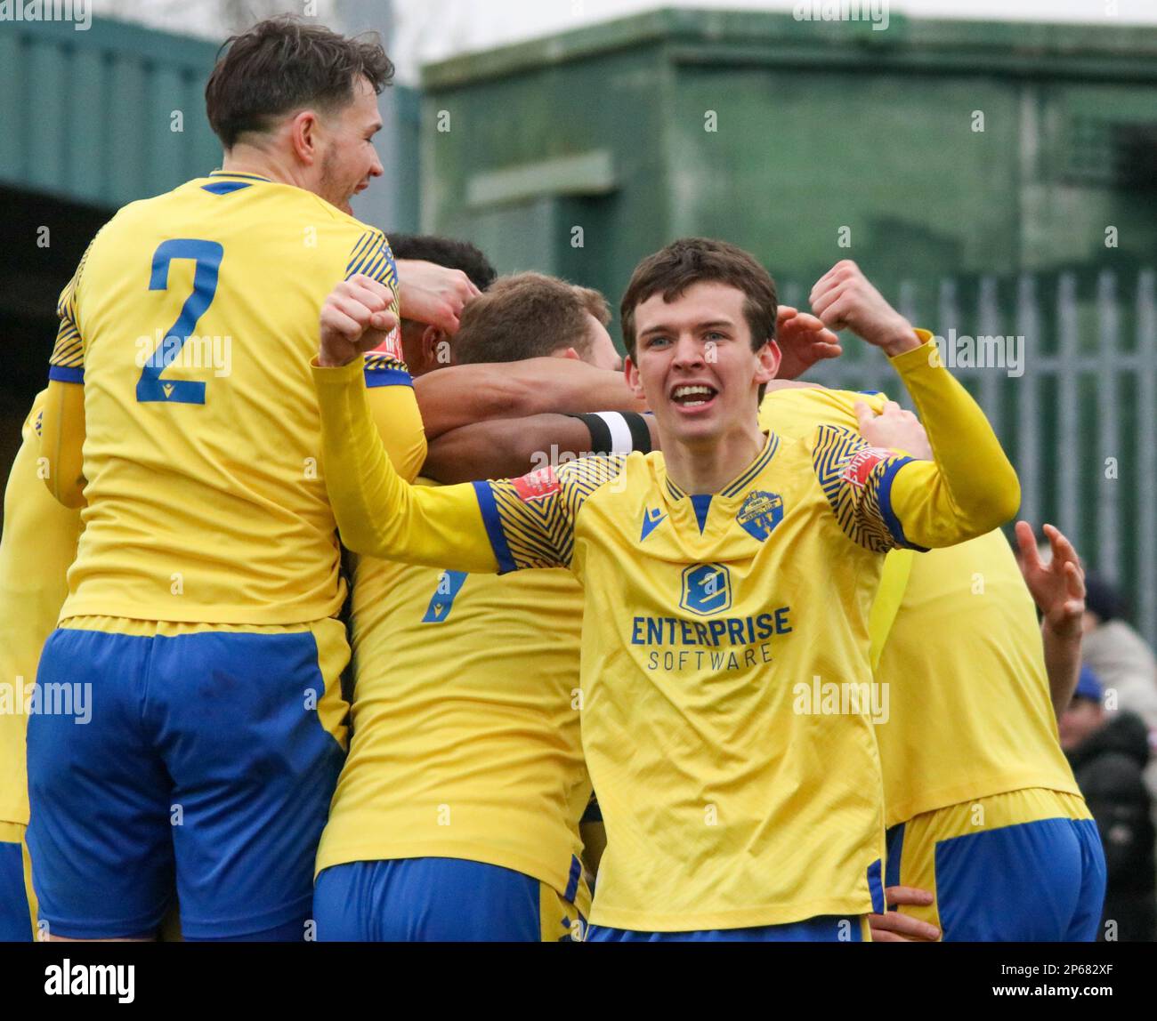 La squadra di Warrington Town celebra l'obiettivo di Bohan Dixon, durante il Warrington Town Football Club V Bamber Bridge Football Club nella Northern Premier League Foto Stock