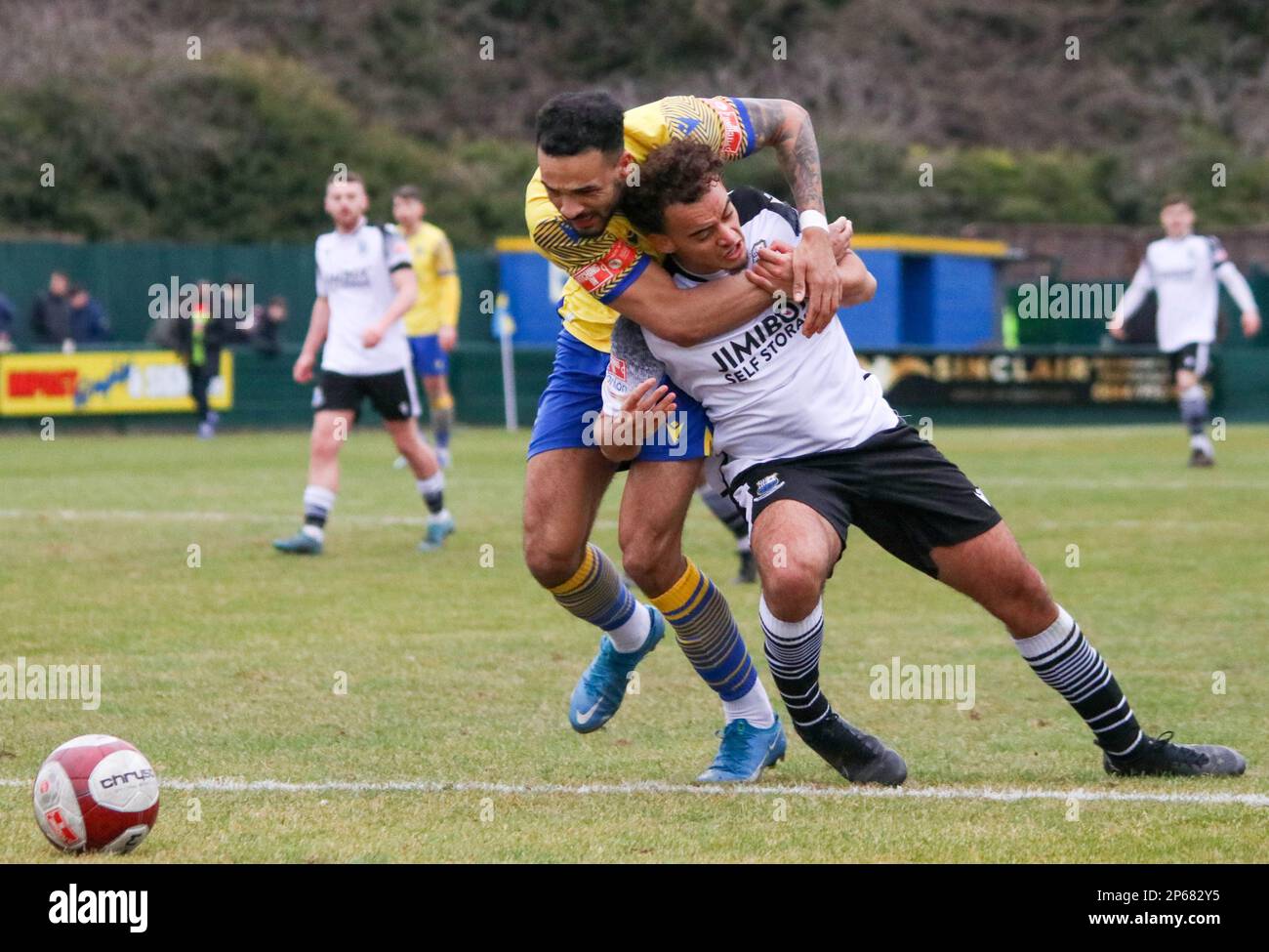 Warrington's Jordan Buckley fouls, durante il Warrington Town Football Club V Bamber Bridge Football Club a Cantilever, nella Northern Premier League Foto Stock
