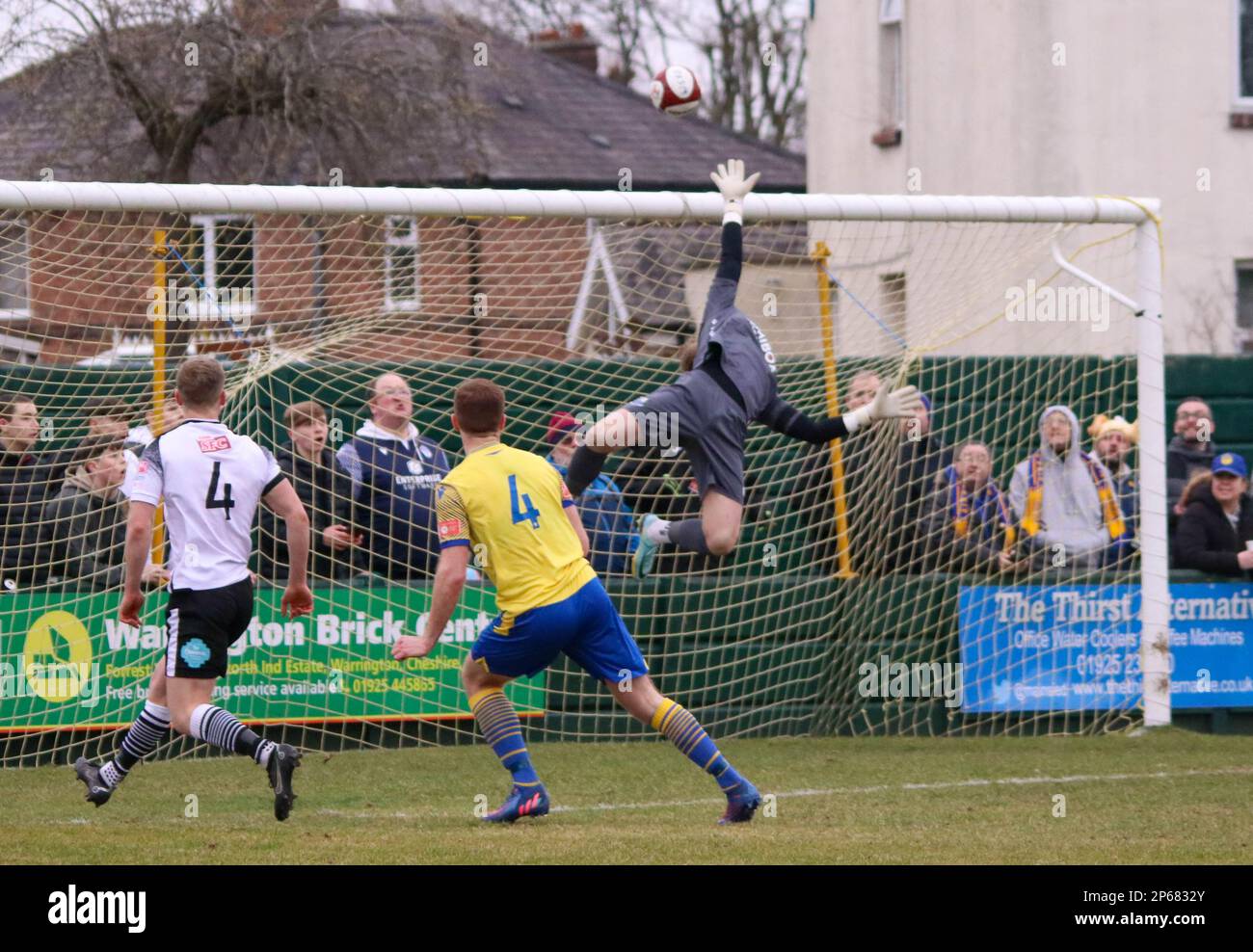 Warrington, Cheshire, Inghilterra. 4th marzo 2023. Tom Hannigan di Warrignton prende il colpo, durante il randello di Calcio di Warrington Town contro il calcio di Bamber Bridge Foto Stock