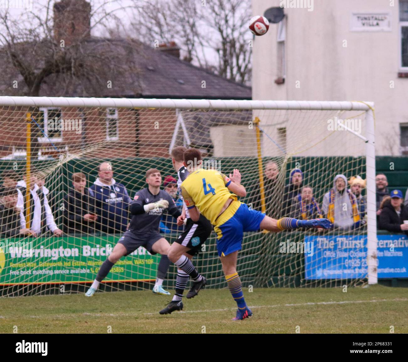 Warrington, Cheshire, Inghilterra. 4th marzo 2023. Tom Hannigan di Warrignton prende il colpo, durante il randello di Calcio di Warrington Town contro il calcio di Bamber Bridge Foto Stock