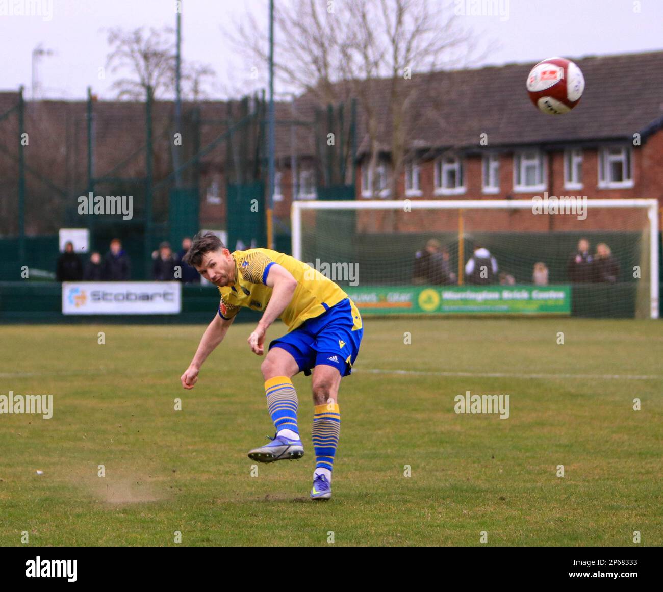 Warrington Town attaccante attraversa la palla in Warrington Town / Bamber Bridge Cantilever Park Warrington Foto Stock