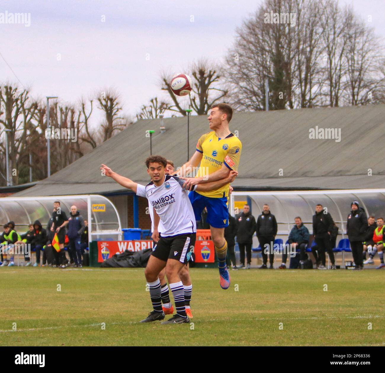 Warrington, Cheshire, Inghilterra. 4th marzo 2023. Tom Hannigan del Warrignton libera la sfera, durante il randello di calcio della città di Warrington contro il calcio del ponticello del Bamber Foto Stock
