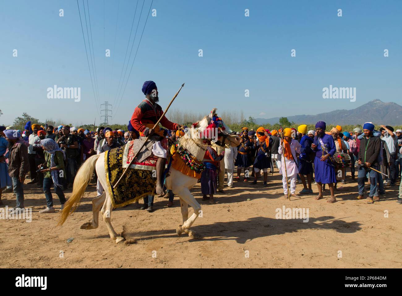 Un sikh cavalca a cavallo durante Hola Moholla ad Anandpur Sahib in Punjab Foto Stock