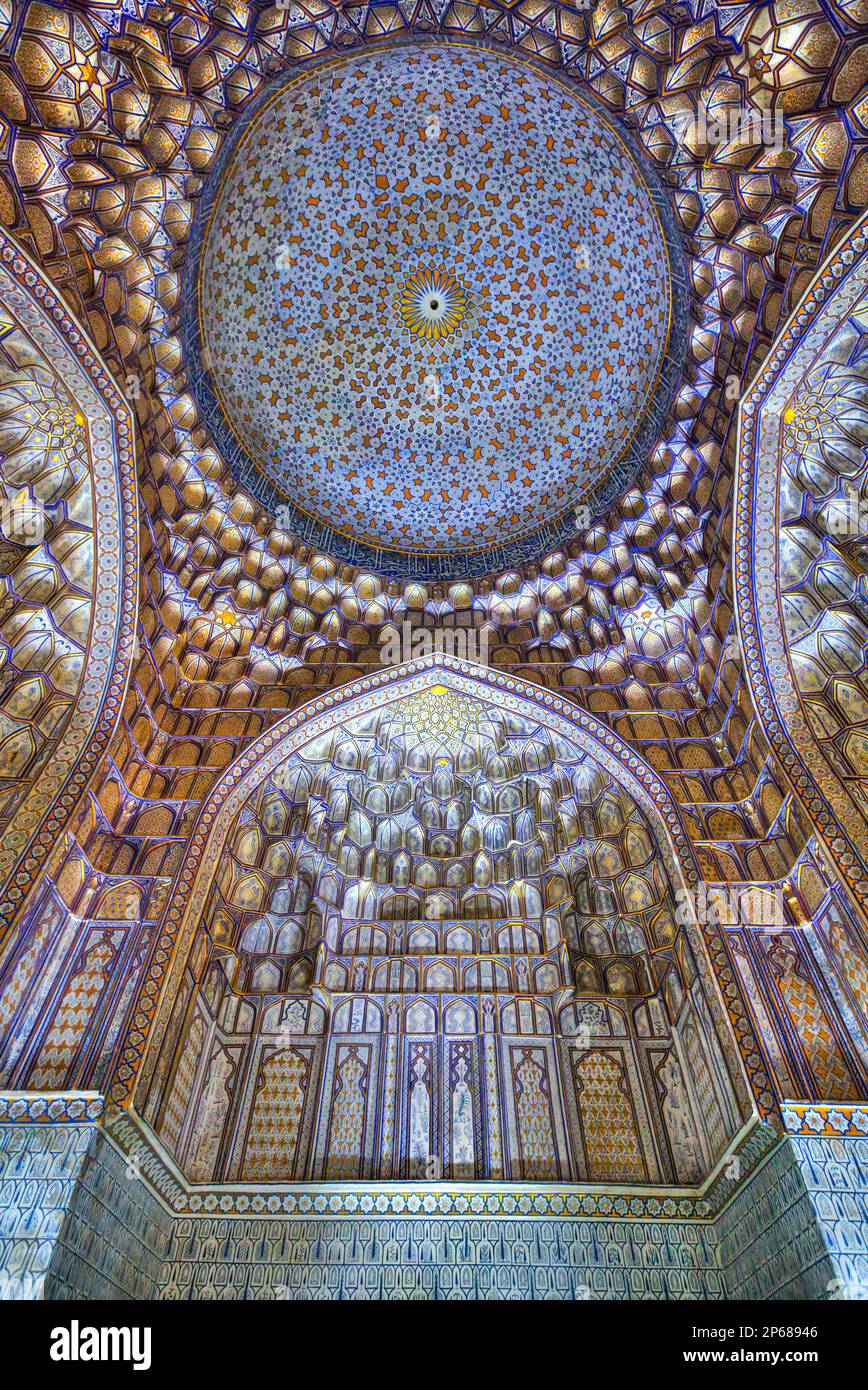 Soffitto interno, mausoleo di Tuman Oko, Shah-i-Zinda, patrimonio dell'umanità dell'UNESCO, Samarcanda, Uzbekistan, Asia centrale, Asia Foto Stock