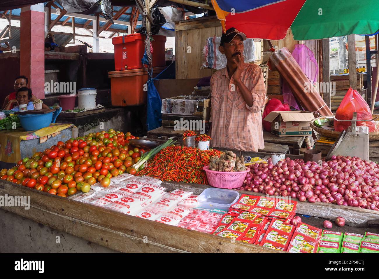 Peperoncini, pomodori e cipolle in una bancarella della capitale, Ulu, isola di Siau, arcipelago di Sangihe, Sulawesi settentrionale, Indonesia, Asia sudorientale, Asia Foto Stock