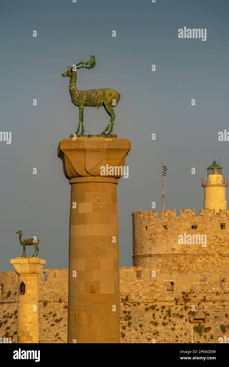 Vista delle statue di cervi e della fortezza di San Nicola, della città vecchia di Rodi, dell'UNESCO, di Rodi, delle isole Dodecanesi, delle isole greche, Grecia Foto Stock