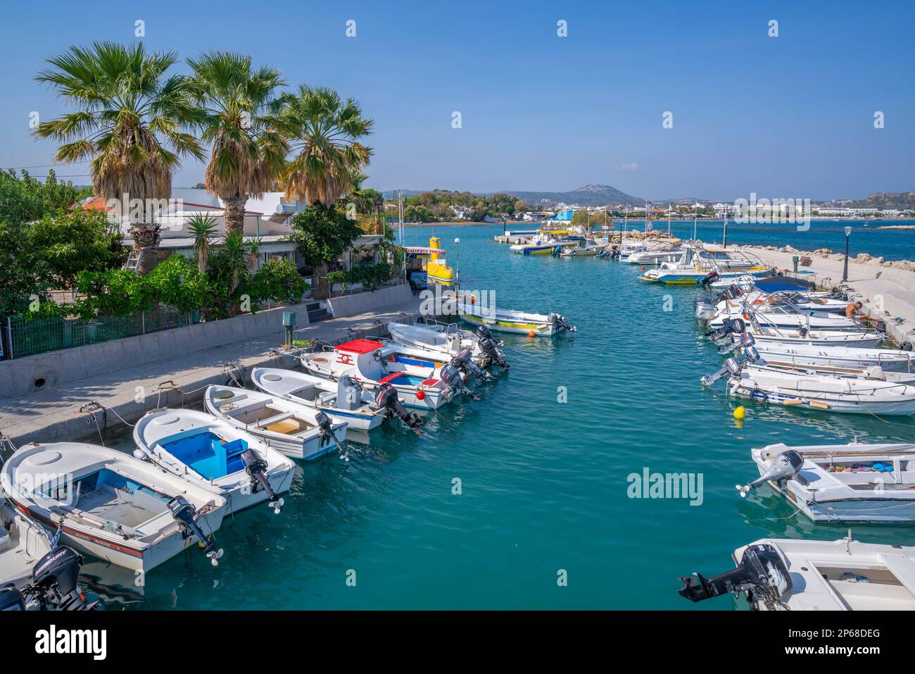 Vista del porto di Faliraki e della piccola cappella bianca, Faliraki, Rodi, Gruppo dell'Isola Dodecanese, Isole greche, Grecia, Europa Foto Stock
