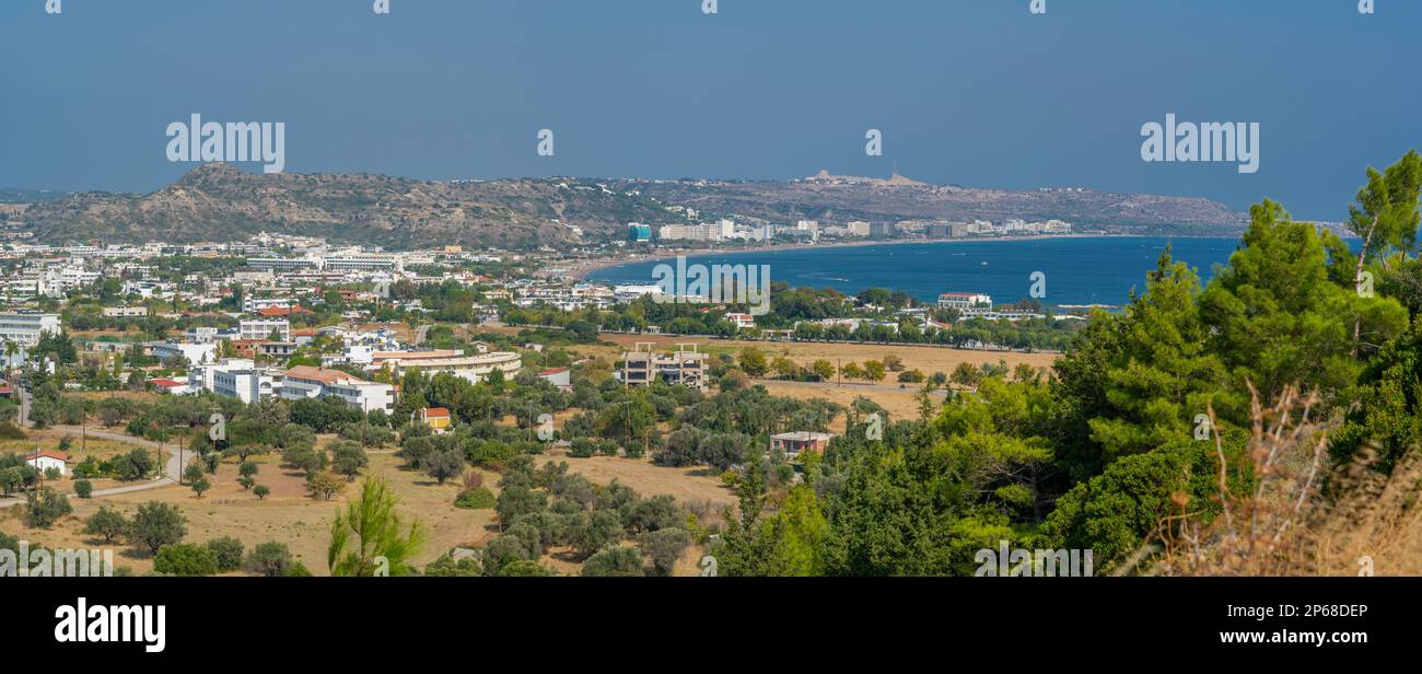 Vista di Faliraki da posizione elevata, Rodi, Gruppo delle Isole Dodecanesi, Isole Greche, Grecia, Europa Foto Stock