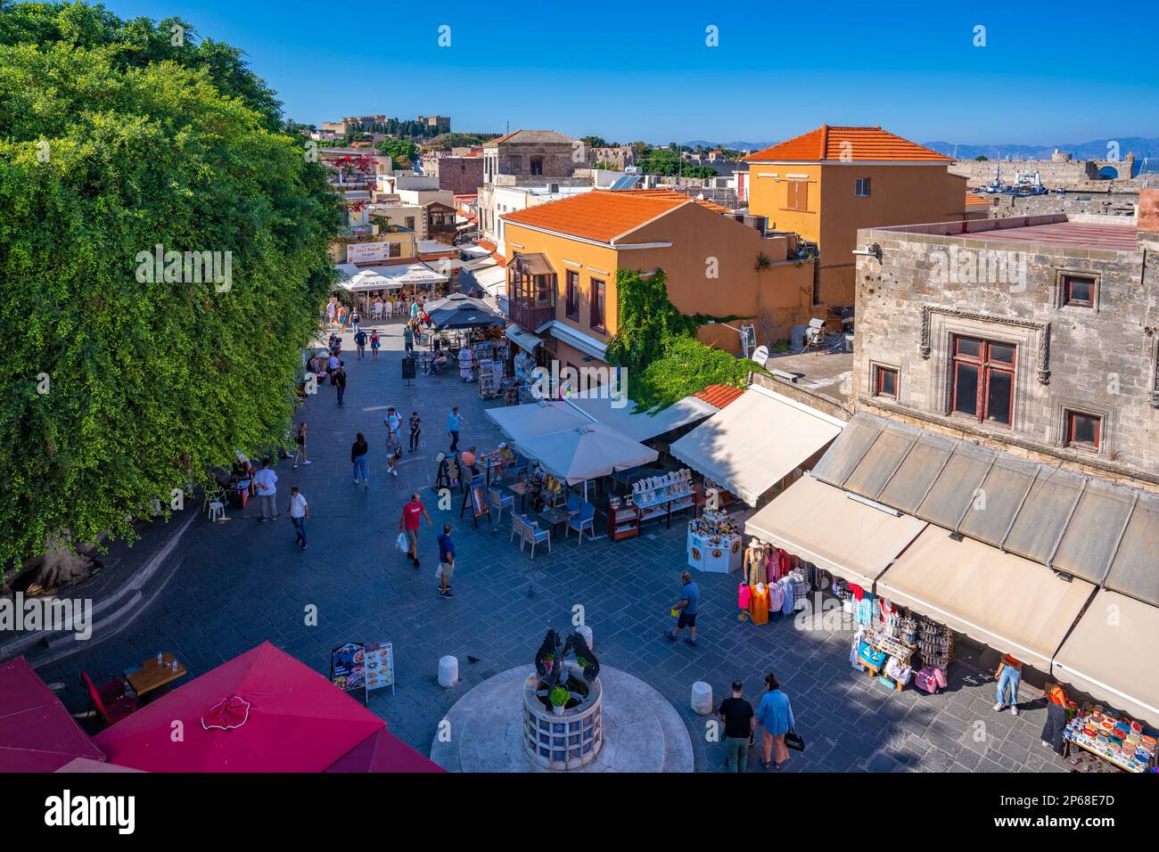 Vista di negozi e caffè a Evreon Martyron (Piazza dei Martiri Ebrei), Città di Rodi, Rodi, Isole Dodecanesi, Isole Greche, Grecia, Europa Foto Stock