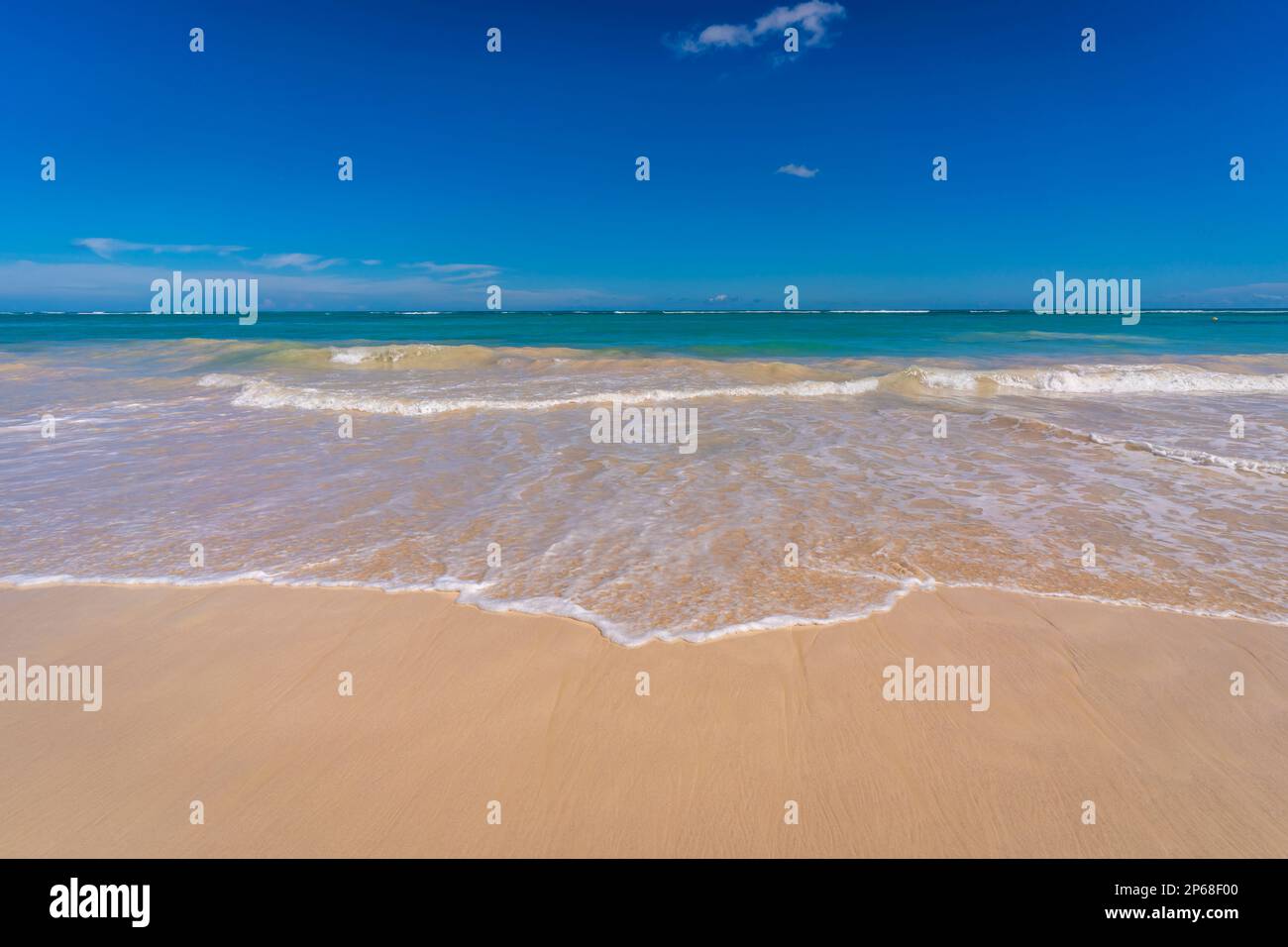 Vista di sabbia e mare a Bavaro Beach, Punta Cana, Repubblica Dominicana, Indie Occidentali, Caraibi, America Centrale Foto Stock