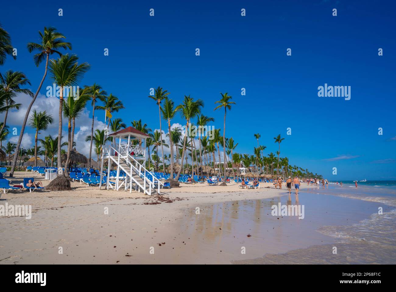 Vista della torre del bagnino e delle palme sulla spiaggia di Bavaro, Punta Cana, Repubblica Dominicana, Indie Occidentali, Caraibi, America Centrale Foto Stock
