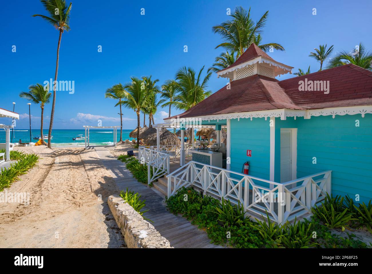 Vista di spiaggia bar e palme su Bavaro Beach, Punta Cana, Repubblica Dominicana, Indie Occidentali, Caraibi, America Centrale Foto Stock