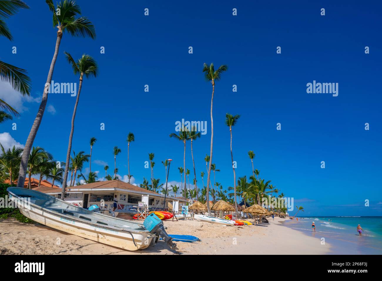 Vista di barche e palme su Bavaro Beach, Punta Cana, Repubblica Dominicana, Indie Occidentali, Caraibi, America Centrale Foto Stock