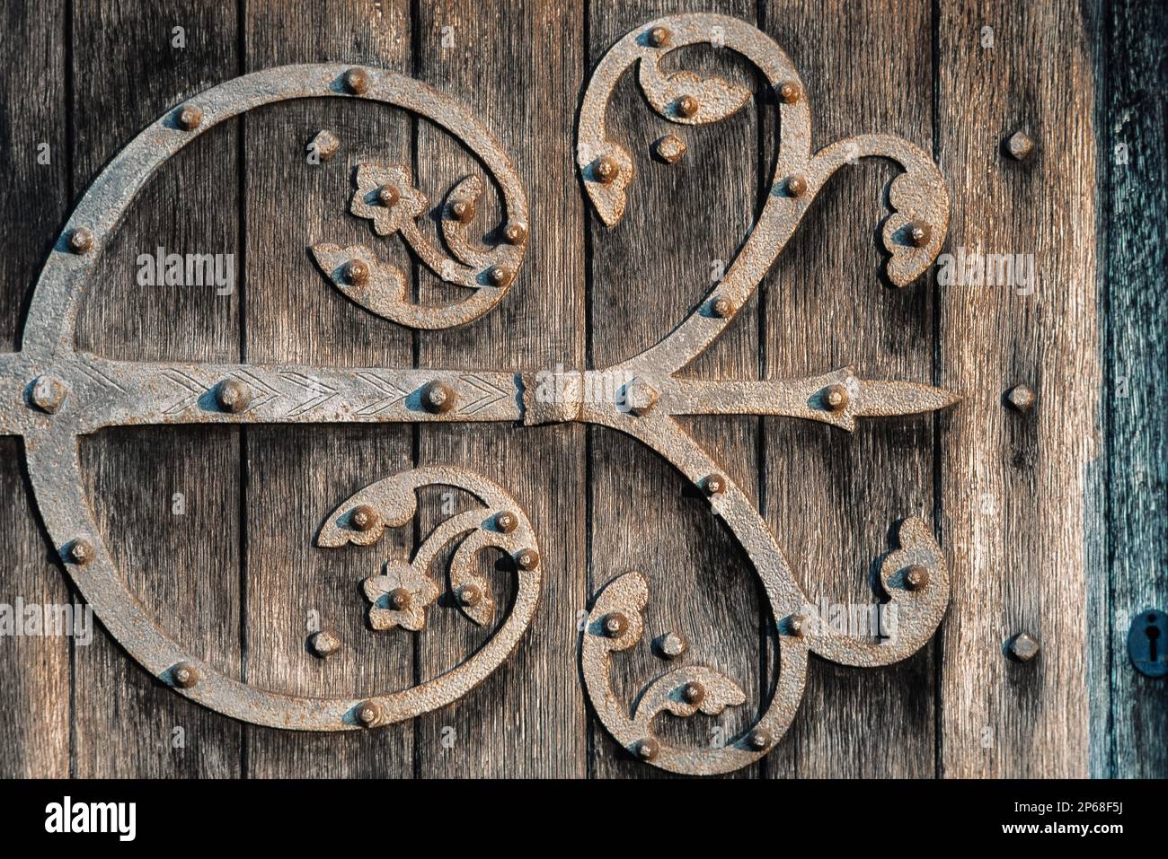Porta medievale, particolare della porta di un prete medievale che mostra la sua pesante cerniera di ferro, Chiesa di San Giovanni il Divino, Elmswell, Suffolk, Inghilterra Foto Stock