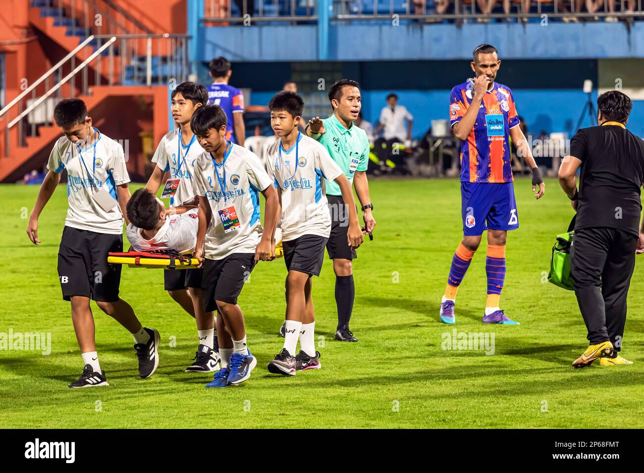 Il giocatore di calcio ha giocato durante la partita di campionato professionale, lo stadio PAT, Bangkok, Thailandia Foto Stock