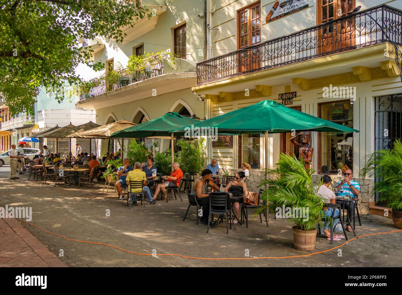 Vista di caffè e ristorante a Columbus Park, Santo Domingo, Repubblica Dominicana, Indie Occidentali, Caraibi, America Centrale Foto Stock