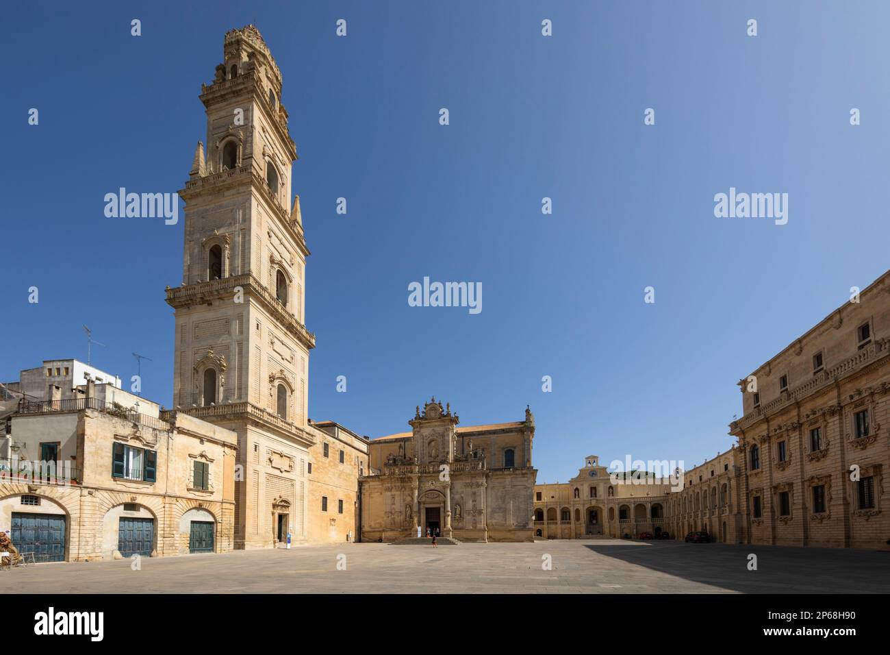 Il Duomo e il Palazzo Vescovile con il campanile in Piazza del Duomo, Lecce, Puglia, Italia, Europa Foto Stock