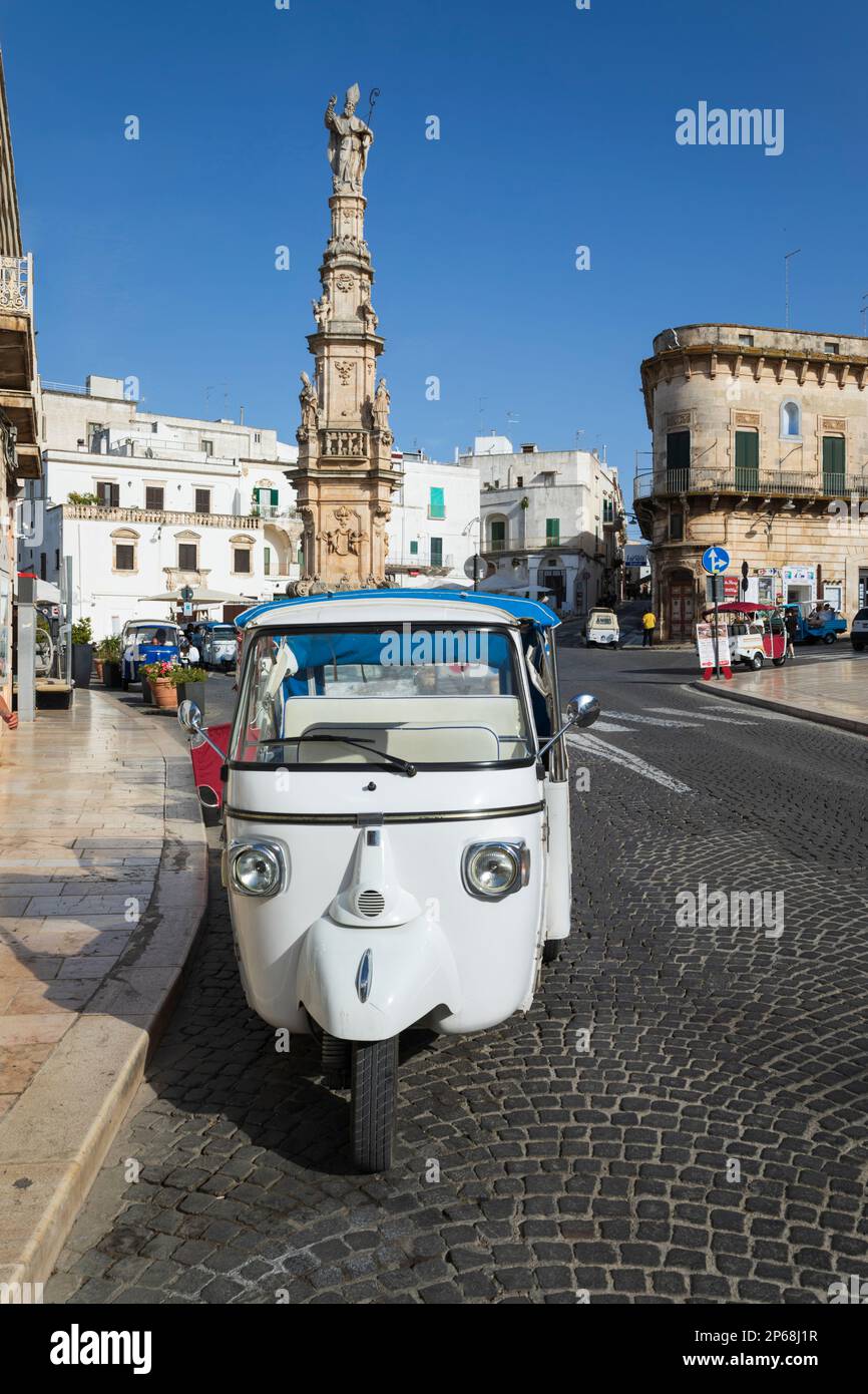 Tuk-tuk in Piazza della libertà con colonna colonna colonna colonna di Sant Oronzo, Ostuni, provincia di Brindisi, Puglia, Italia, Europa Foto Stock