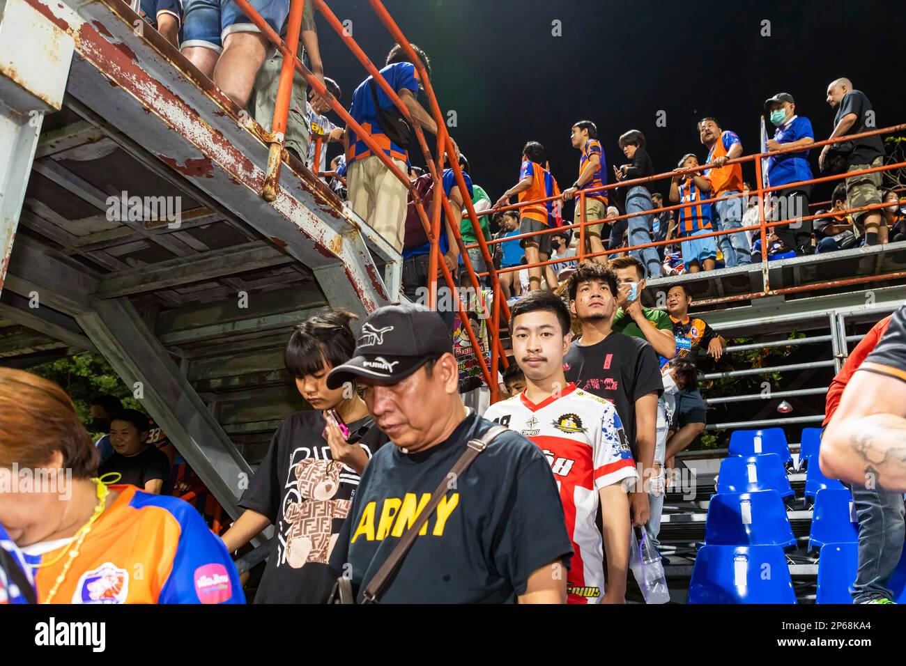 Spettatori della partita della Premier League tailandese, PAT Stadium, Bangkok, Thailandia Foto Stock