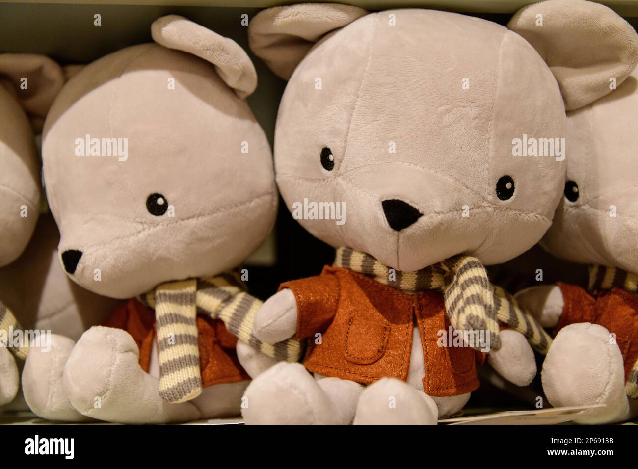 Giocattoli imbottiti o orsi in vendita in negozio Foto Stock