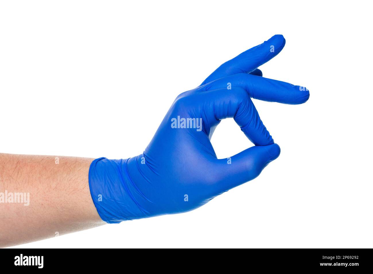 Crop mano irriconoscibile del medico maschio in guanti in lattice blu che mostrano OK gesto isolato su sfondo bianco Foto Stock
