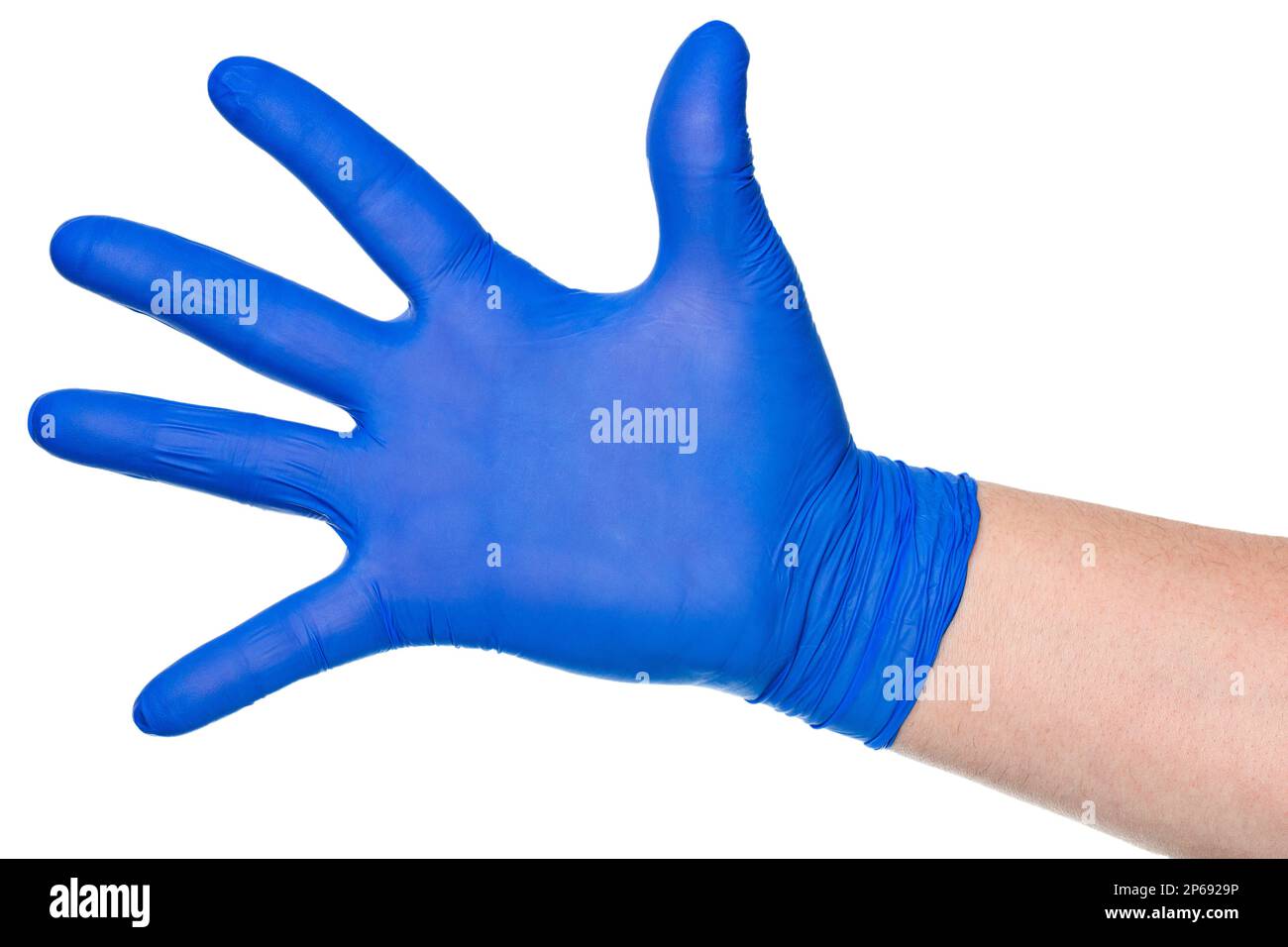 Ritagliare una mano di persona irriconoscibile in un guanto blu in lattice che mostra palmo aperto su sfondo bianco Foto Stock