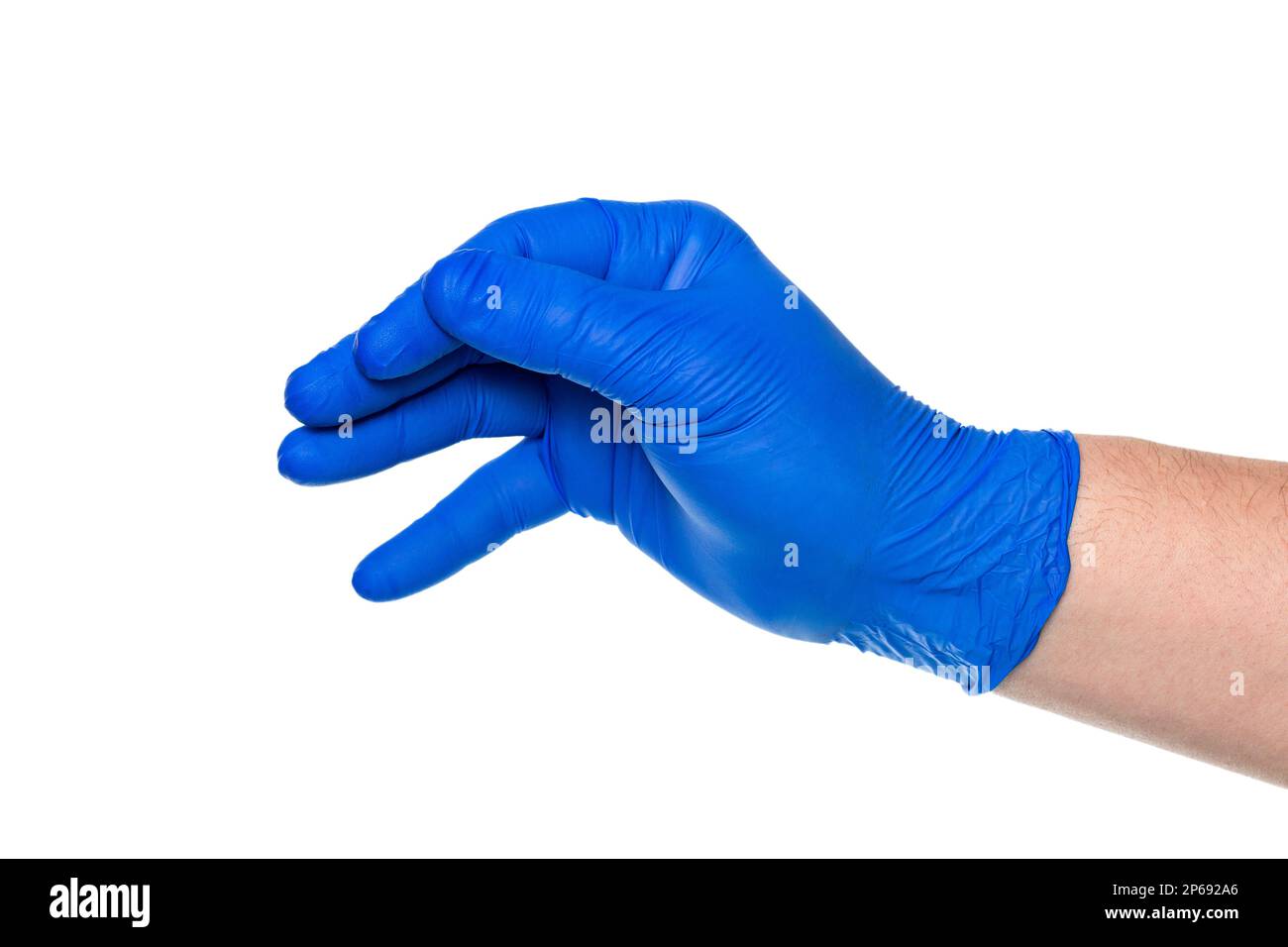 Crop mano irriconoscibile di medico maschio in guanti medici blu lattice isolato su sfondo bianco Foto Stock