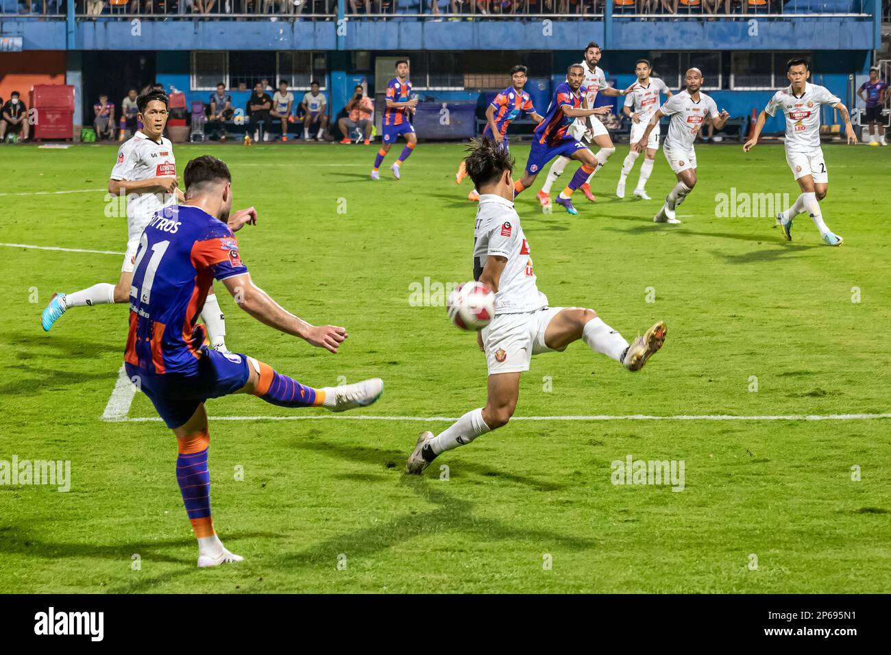 Pass di blocco del difensore durante la partita della Premier League tailandese allo stadio PAT di Bangkok, Thailandia Foto Stock