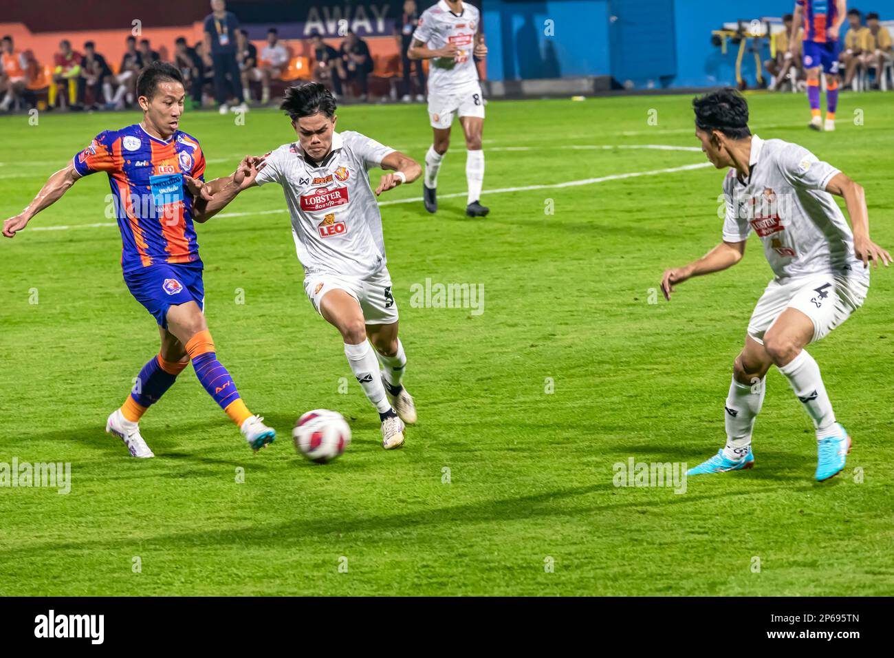 Midfield Tackle durante la partita della Premier League tailandese allo stadio PAT di Bangkok, Thailandia Foto Stock