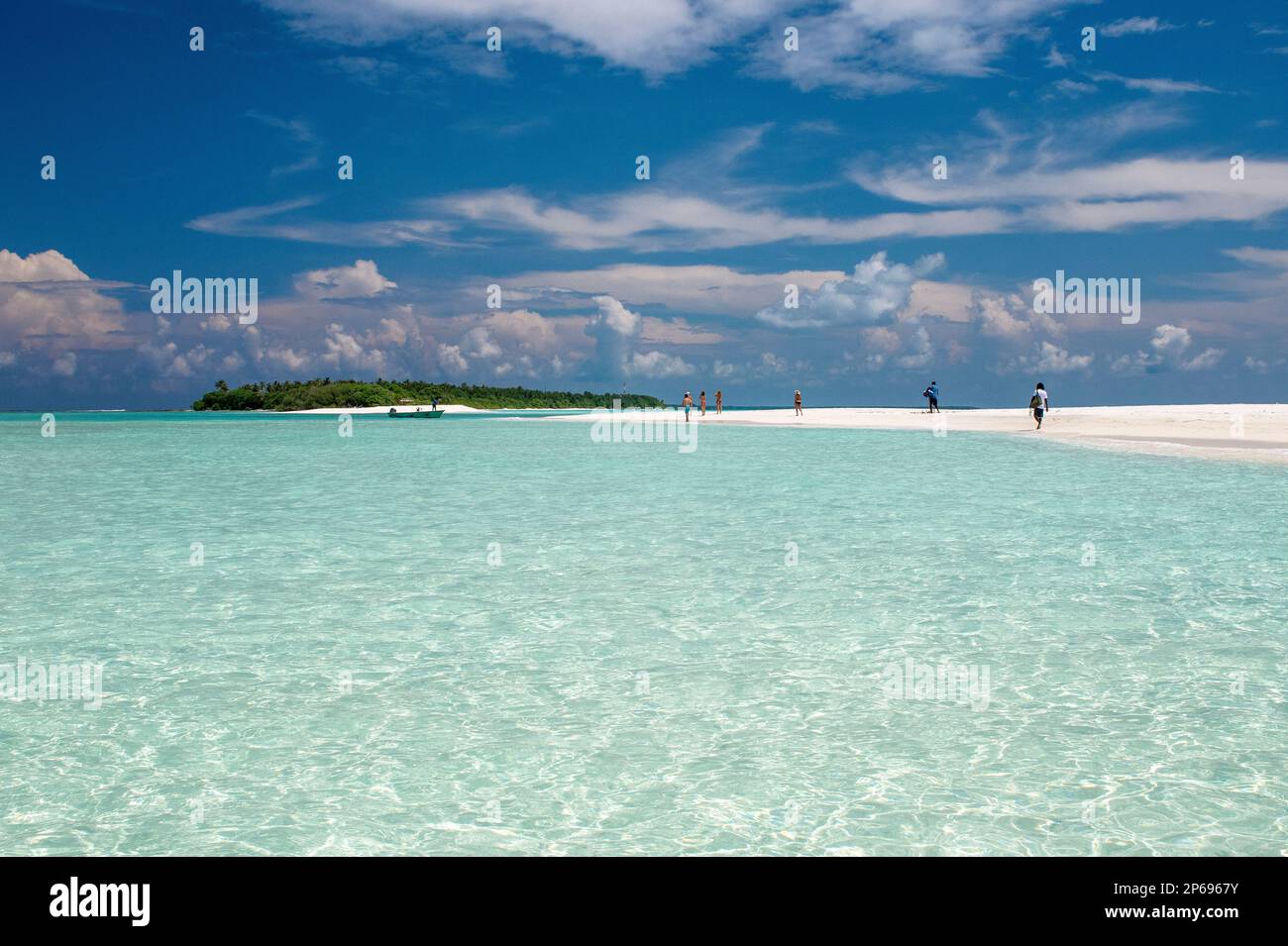 Gita in barca a un banco di sabbia vicino all'isola di Fehendhoo, Maldive Foto Stock